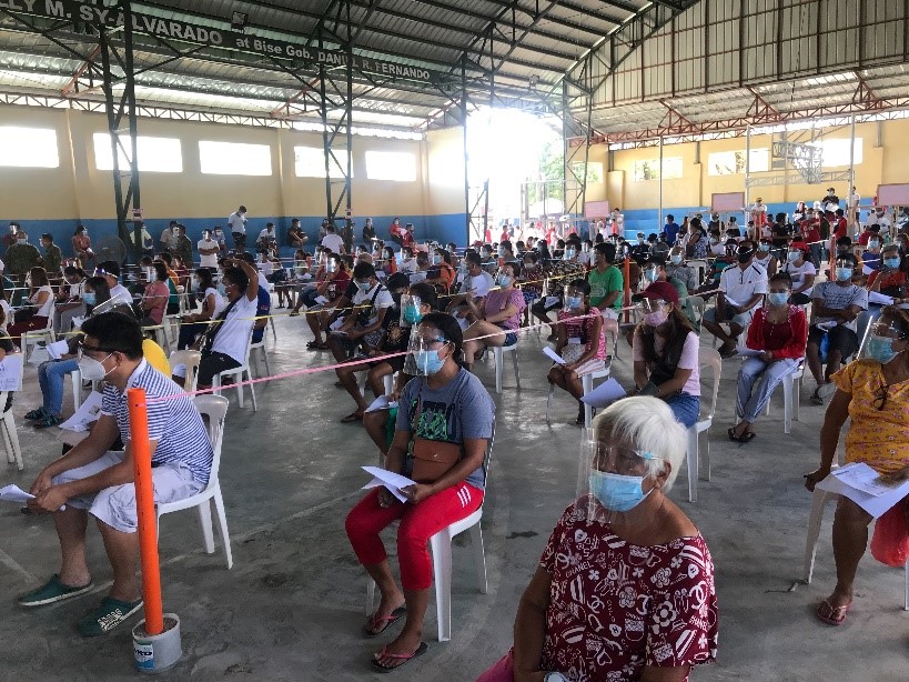 Constituents gathered in Brgy. Malis, Guiguinto with observance to proper health protocols to claim their ayuda.