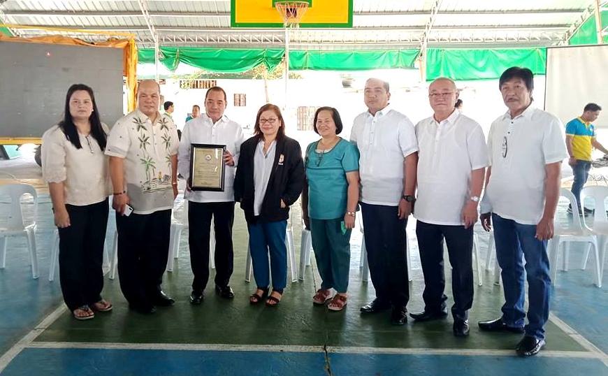 GEARING-UP LEGISLATIVE REFORMS. (At the Middle) Belina T. Herman, CESE, DILG Tarlac Provincial Director awards the Certificate of Recognition as an Outstanding Sanggunian in 1st to 3rd Class Municipality for Local Legislative Award (LLA) Provincial Level to (From the Left) Atty. Roseller Rodriguez, Vice Mayor and Hon. Reynaldo Catacutan, Mayor, both of the Municipality of Capas, for demonstrating remarkable innovations and distinctive practices in local legislation.