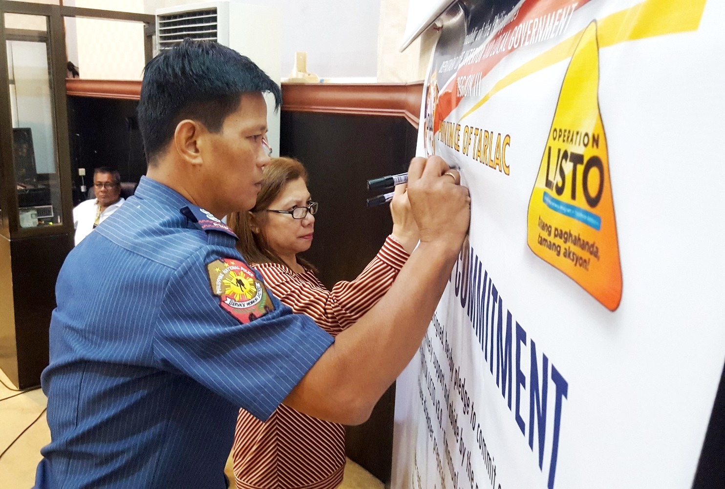 SIGNED. DILG Tarlac Provincial Director Belina Herman and PSSUPT Pasamonte lead the signing of the commitment to the implementation of the latest iteration of Operation LISTO, DILG’s flagship program on disaster preparedness.