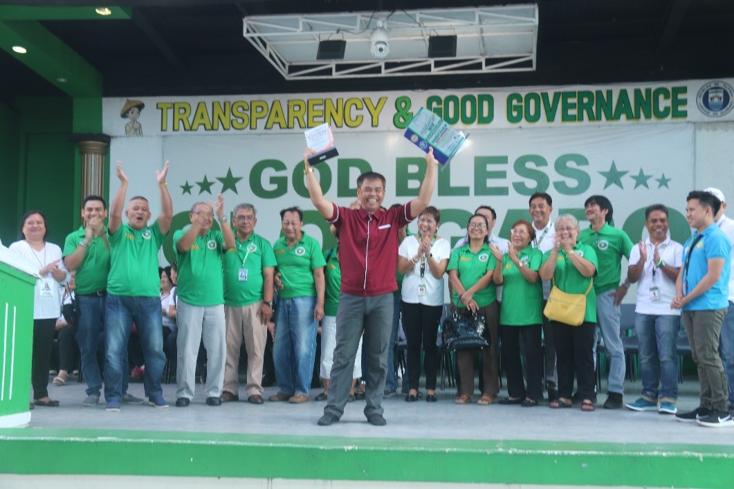 Barangay Kalaklan PB Sunday P. Mostacho together with the Lupong Tagapamayapa members rejoices after being proclaimed city winner for the year.
