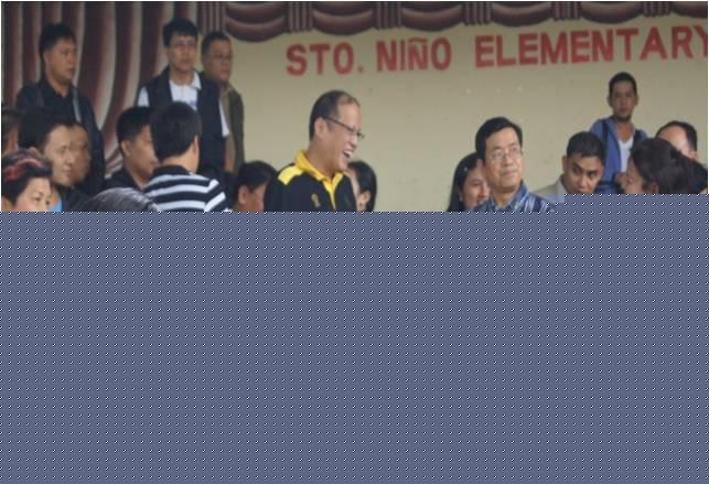 HE Ninoy Aquino distributes relief goods to the victims