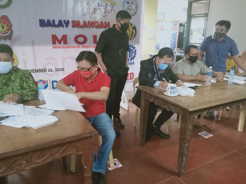 Municipal Mayor William T. Lim and PDEA Regional Director Christial O. Frivaldo lead the signing of the Memorandum of Understanding.